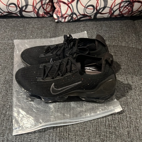 Vapor Max Nike shoes - Picture 2 of 3